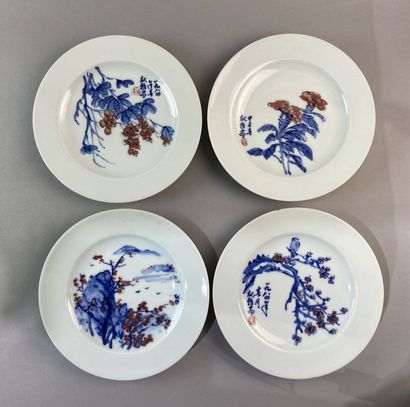 null CHINE - XXème siècle 

Ensemble de huit assiettes décorées en bleu et rouge...