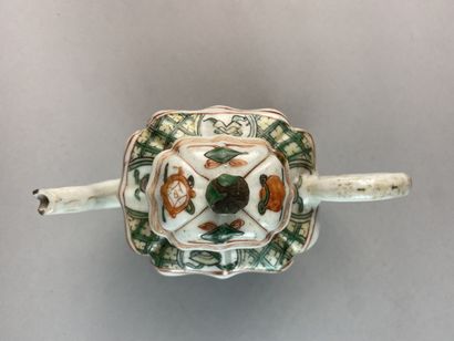 null CHINE - Epoque KANGXI (1662 - 1722)

Théière en porcelaine décorée en émaux...