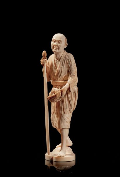 null Okimono en ivoire très finement sculpté figurant un pêcheur

Japon, époque Meiji

debout,...