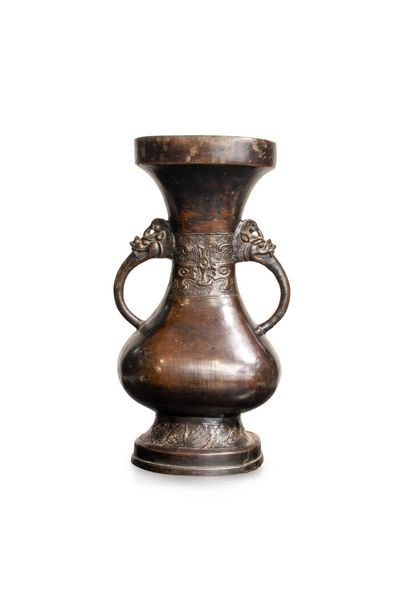 null CHINE - Epoque MING (1368 - 1644)

Vase balustre à deux anses en bronze à patine...