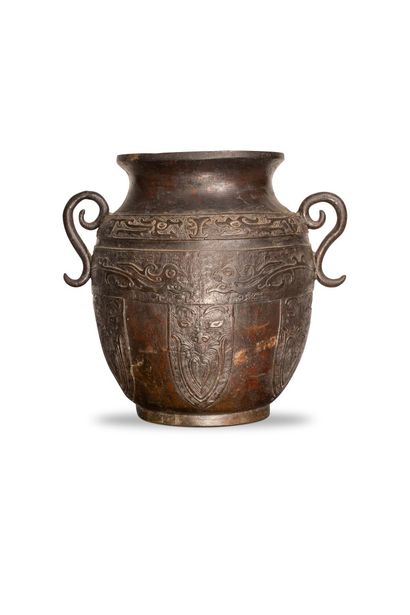 null CHINE - XIXe siècle

Vase de forme balustre à deux anses en bronze à patine...