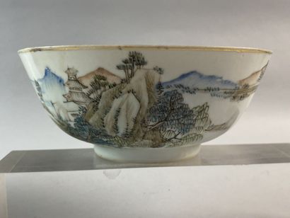 null CHINE - XXe siècle

Ensemble comprenant cinq bols en porcelaine décorée en émaux...