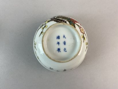 null CHINE - XXe siècle

Bol en porcelaine décorée en émaux polychromes de la Famille...