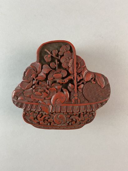 null CHINE - XVIIIe siècle

Boîte couverte en forme de panier fleuri de pivoines...