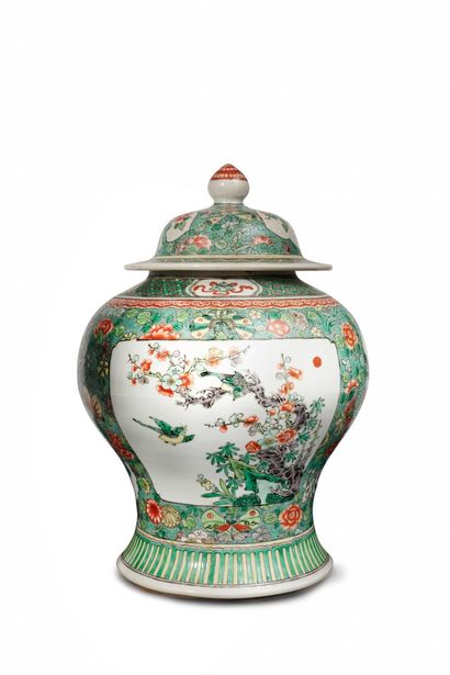 null CHINE - XIXe siècle

Potiche balustre couverte en porcelaine émaillée polychrome...