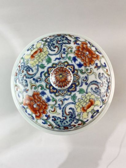 null CHINE

Vase lanterne couvert, de forme cylindrique en porcelaine décorée en...