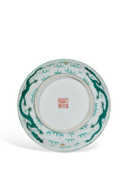 null CHINE - XXe siècle

Coupe en porcelaine décorée en émaux verts d'un dragon au...