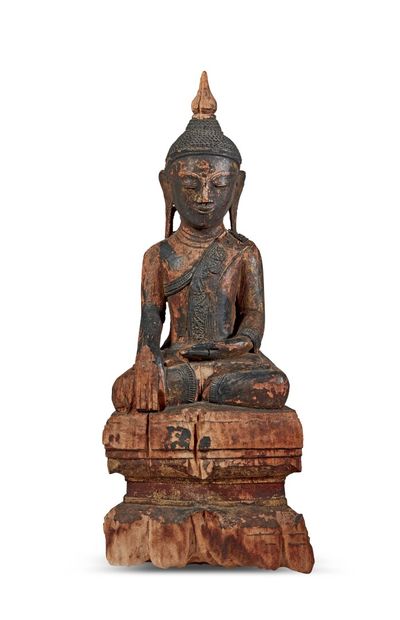 null BIRMANIE - XIXe siècle

Statuette de bouddha Maravijaya en bois laqué, assis...