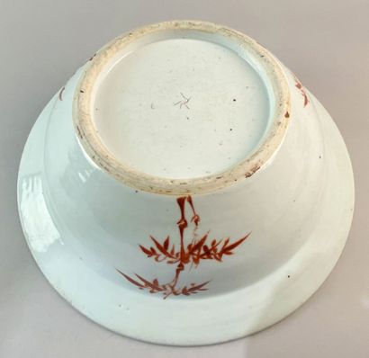 null CHINE - XIXe siècle

Large plat en porcelaine décorée en émaux polychromes dans...