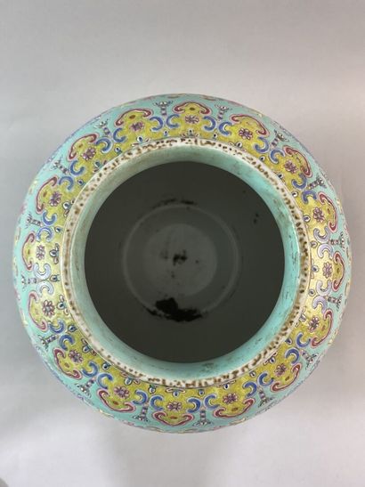 null CHINE

Vase couvert en porcelaine émaillée polychrome et or sur fond turquoise...