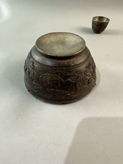 null CHINE - XIXe siècle

Deux coupes et une boite en noix de coco sculpté de caractères...