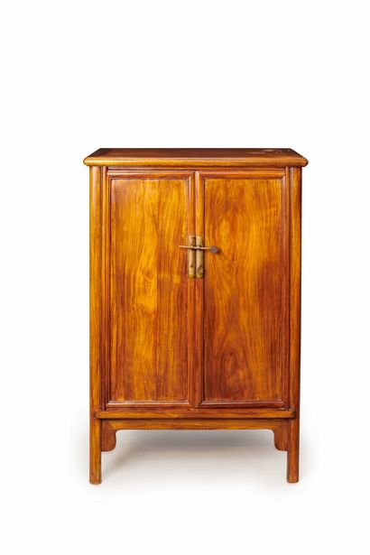 null CHINE - XIXe siècle

Paire de cabinets en bois, le plateau en doucine, ouvrant...