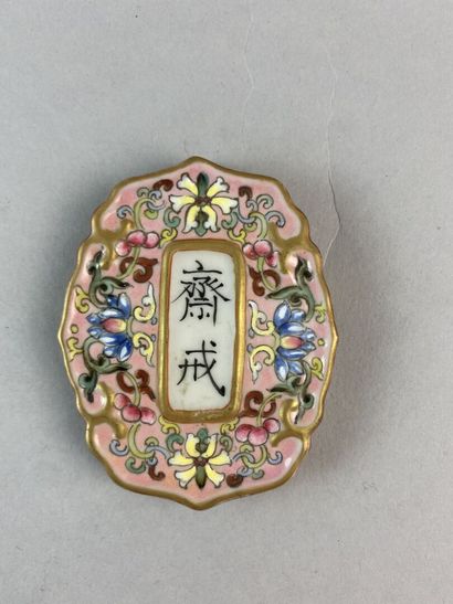 null CHINE - XXe siècle

Plaque d'abstinence en porcelaine décorée en émaux polychromes...