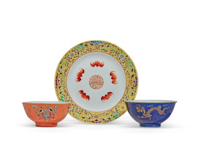 null CHINE - XXe siècle

Assiette en porcelaine émaillée polychrome à décor des cinq...