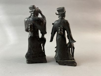 null CHINE - XVIIe siècle

Deux statuettes en bronze à patine brune de dignitaires...