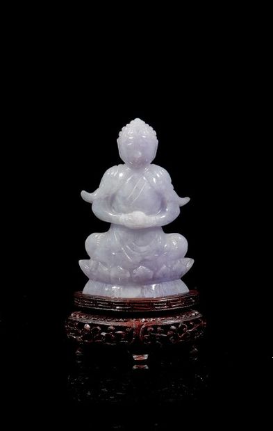 null CHINE - XXe siècle

Petite statuete de bouddha en jadéite mauve, assis sur un...