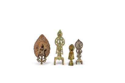 null CHINE - XXe siècle

Quatre petites statuettes en bronze à patine brune, verte...