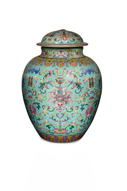 null CHINE

Vase couvert en porcelaine émaillée polychrome et or sur fond turquoise...