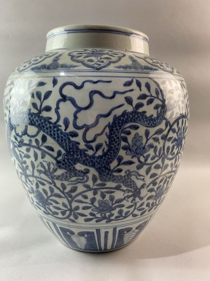  CHINE - Fin de la dynastie Qing ou postérieure 
Jarre en porcelaine décorée en bleu...