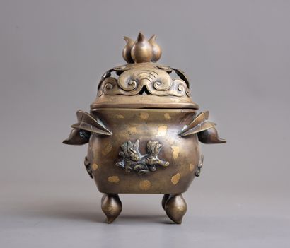 null CHINE - Vers 1900

Brûle-parfum de forme carrée en bronze à patine brune dans...