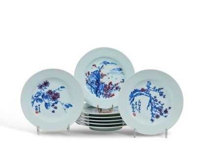 null CHINE - XXème siècle 

Ensemble de huit assiettes décorées en bleu et rouge...