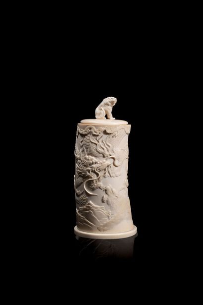 null JAPON - Epoque MEIJI (1868 - 1912)

Vase couvert en ivoire à décor sculpté en...