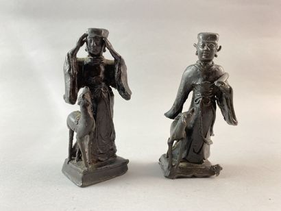 null CHINE - XVIIe siècle

Deux statuettes en bronze à patine brune de dignitaires...