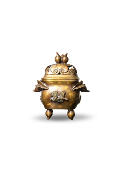 null CHINE - Vers 1900

Brûle-parfum de forme carrée en bronze à patine brune dans...