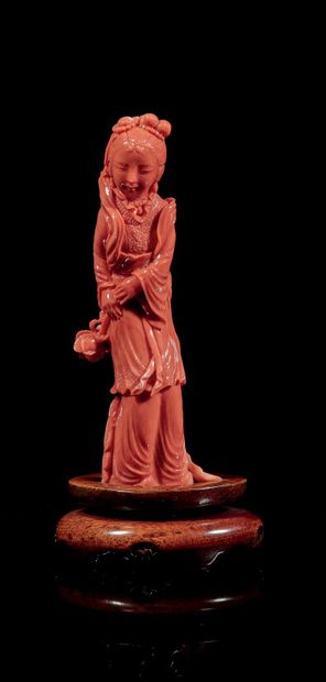 null CHINE - XXe siècle

Statuette de jeune femme debout en corail rouge, portant...