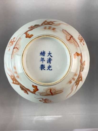 null CHINE - XXe siècle

Bol à bord évasé en porcelaine à décor en rouge de fer et...