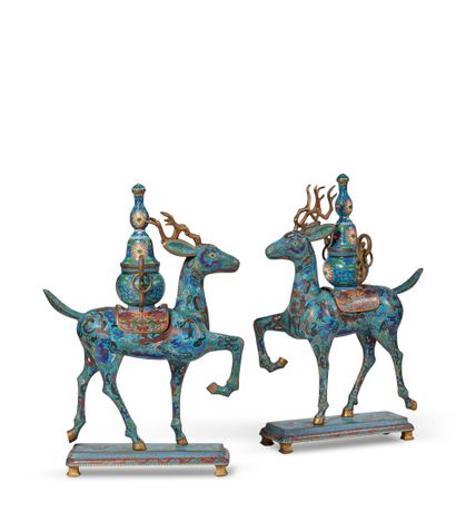 null CHINE - XXe siècle

Paire d'importants cerfs en bronze doré et émaux cloisonnés...