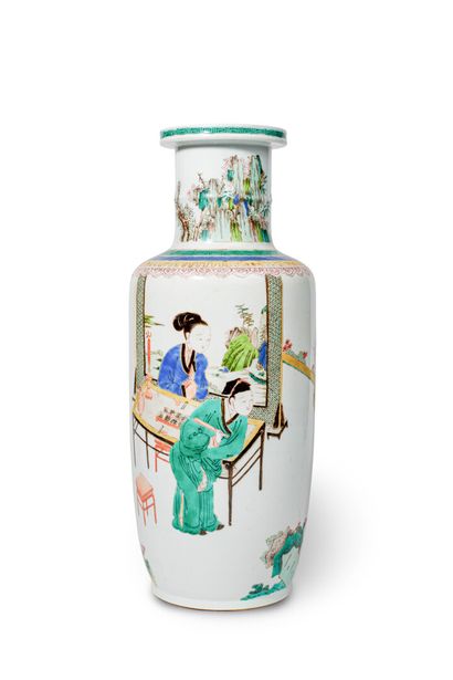 null CHINE - dynastie Qing- XIXe siècle

Vase rouleau en porcelaine émaillée polychrome...