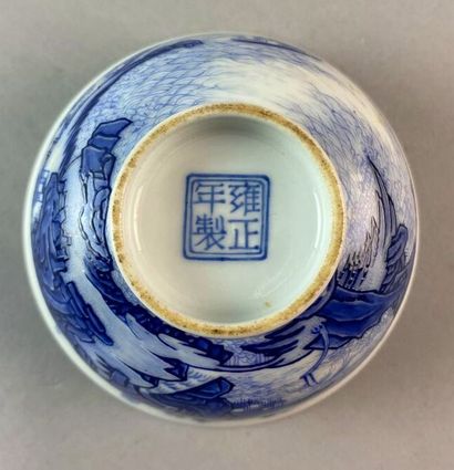 null CHINE - XXe siècle

Petit bol en porcelaine décorée en émaux bleu sur couvercle...