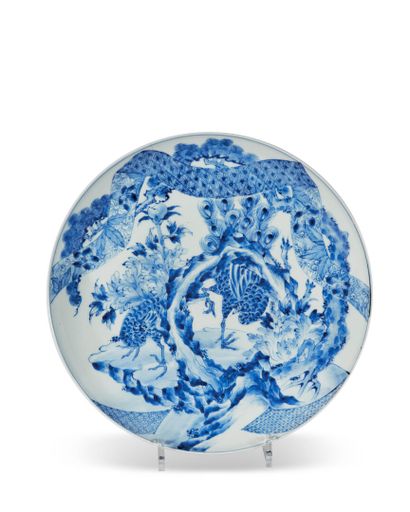 null JAPON - XXe siècle

Coupe en porcelaine décorée en bleu sous couverte d'un couple...