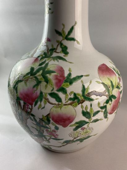 null CHINE - XXe siècle

Important vase de forme "tianqiuping" en porcelaine émaillée...