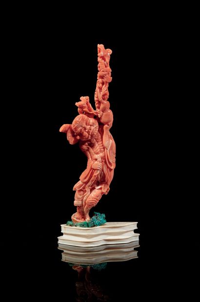 null CHINE - XXe siècle

Statuette de Li Tieguai debout sur une jambe en corail rouge,...