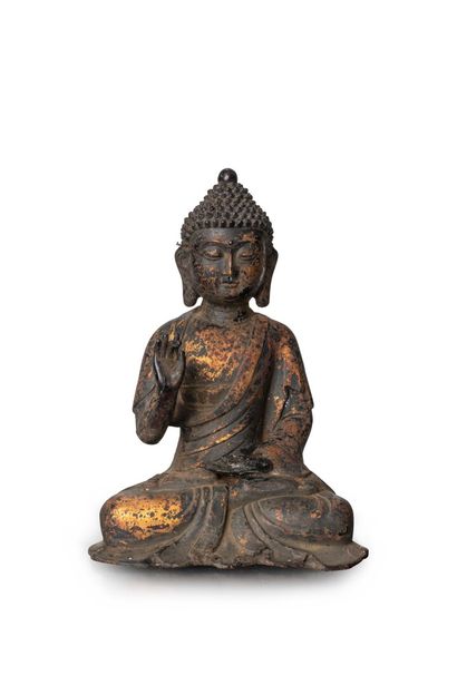null CHINE - Epoque MING (1368 - 1644)

Statuette de bouddha en bronze à patine brune...