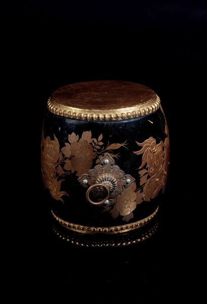 null JAPON - Début XXe siècle

Tambour (taiko) en laque noir décorée en laque or...