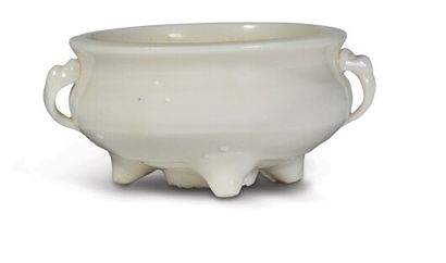 null CHINE - XIXe siècle

Petit brûle-parfum tripode en porcelaine émaillée blanc...