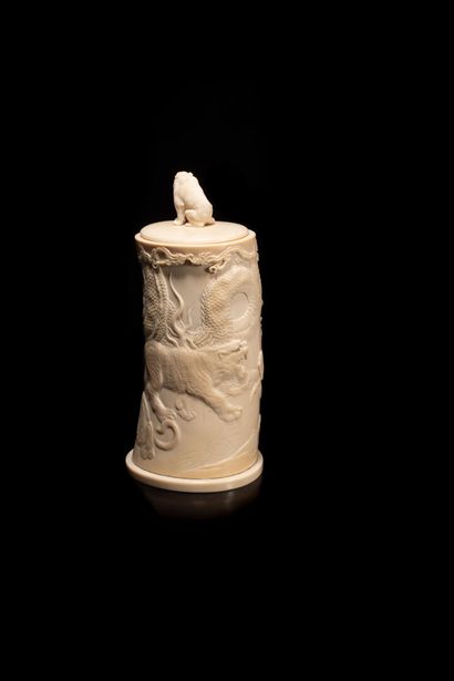 null JAPON - Epoque MEIJI (1868 - 1912)

Vase couvert en ivoire à décor sculpté en...