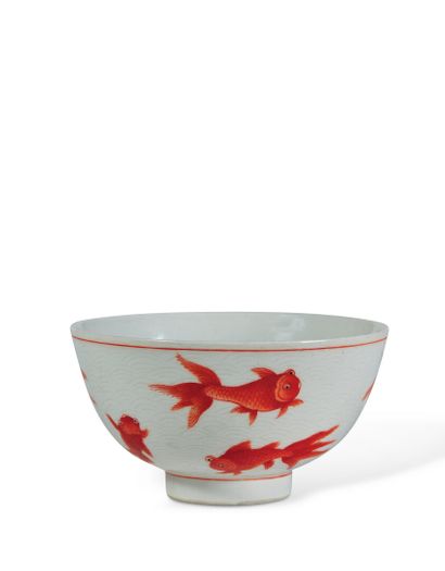 null CHINE

Petit bol en porcelaine blanche émaillée en rouge de fer de cyprins nageant....