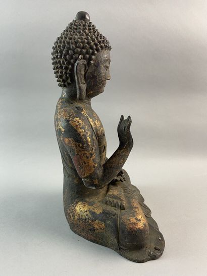 null CHINE - Epoque MING (1368 - 1644)

Statuette de bouddha en bronze à patine brune...