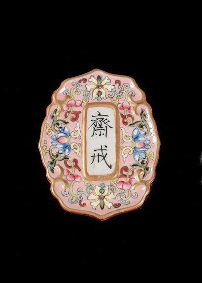 null CHINE - XXe siècle

Plaque d'abstinence en porcelaine décorée en émaux polychromes...