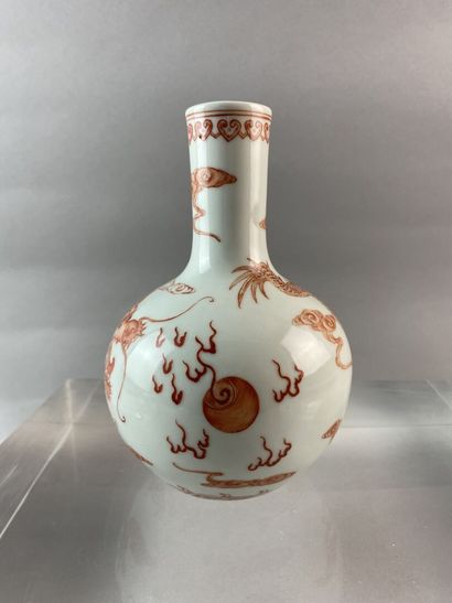 null CHINE - XXe siècle

Petit vase bouteille en porcelaine à décor rouge de fer...