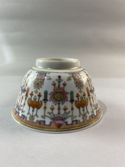 null CHINE - Epoque DAOGUANG (1821 - 1850)

Bol couvert en porcelaine décorée en...