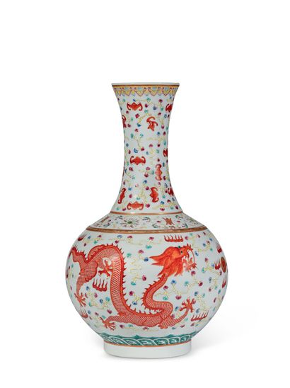 null CHINE - XXe siècle

Vase de forme "shangping" en porcelaine émaillée polychrome...