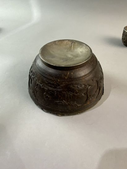 null CHINE - XIXe siècle

Deux coupes et une boite en noix de coco sculpté de caractères...