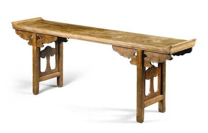 null CHINE - Epoque MING (1368 - 1644), XVIIe siècle

Rare et grande table à rouleaux...