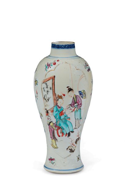 null CHINE, Canton - Fin Epoque QIANLONG (1736 - 1795)

Vase de forme balustre en...