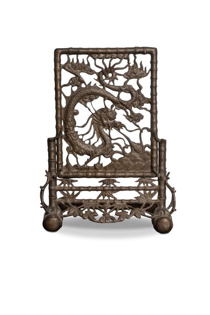 null CHINE - Vers 1900

Ecran de table en bronze à patine brune à décor ajouré d'un...
